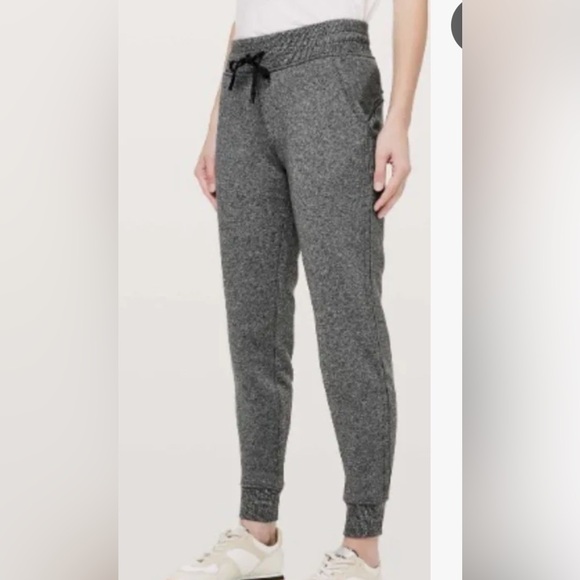 NWOT WOMENS LULULEMON WARM DOWN JOGGER IN HEATHERED CORE GRAY SIZE 4 - Picture 1 of 10